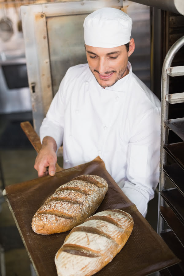 boulanger qui utilise un bac gastro