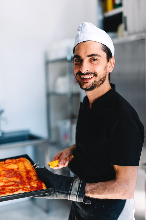 Cuisinier qui utilise un bac gastro