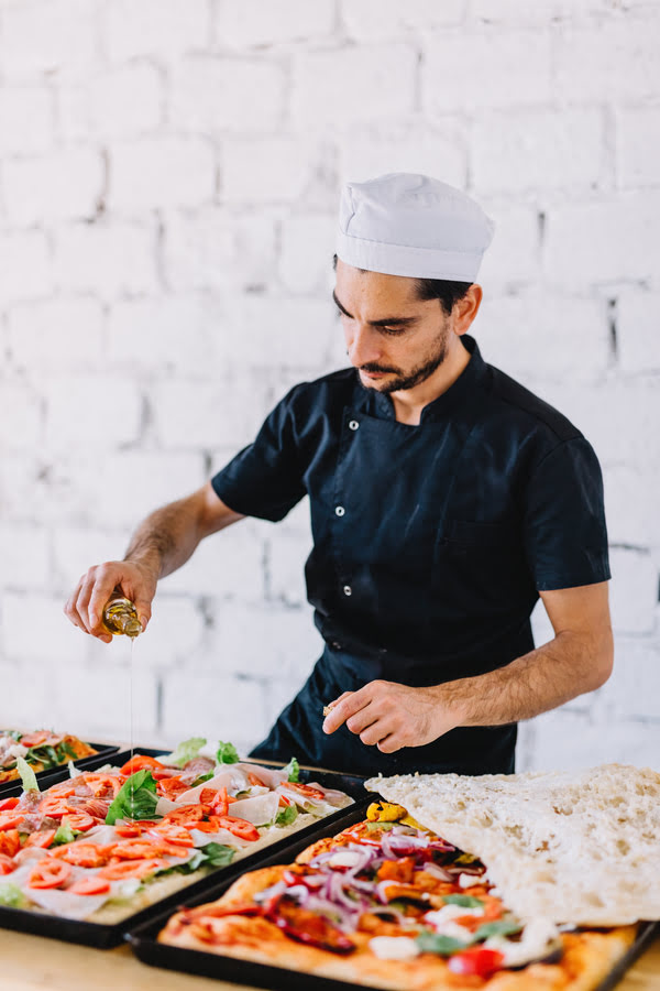 Cuisinier qui utilise un bac gastro