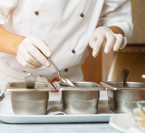 Cuisinier qui utilise un bac gastro